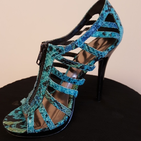 Gorgeous Bakers Heels - Beautiful ocean colors - Picture 2 of 8